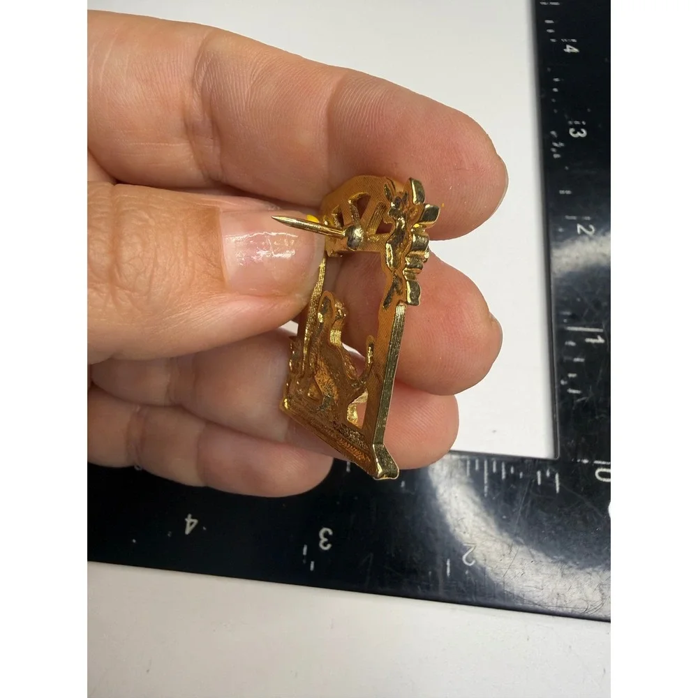 Gold Tone Cat in Window Rose Frame Lapel Pin Whimsical Animal Jewelry